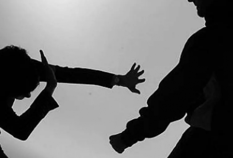 Ataque con arma blanca a una mujer para violarla