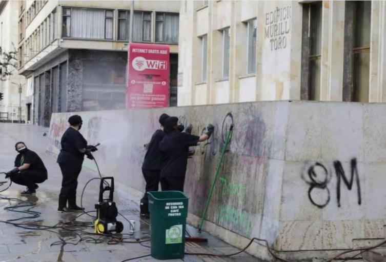 Mujeres tuvieron que limpiar el vandalismo de otras mujeres en protestas