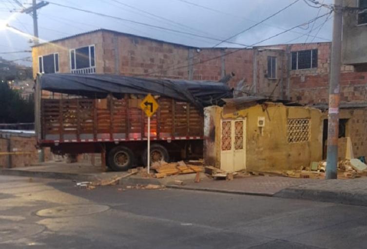 Camión se estrella contra casa en Usme