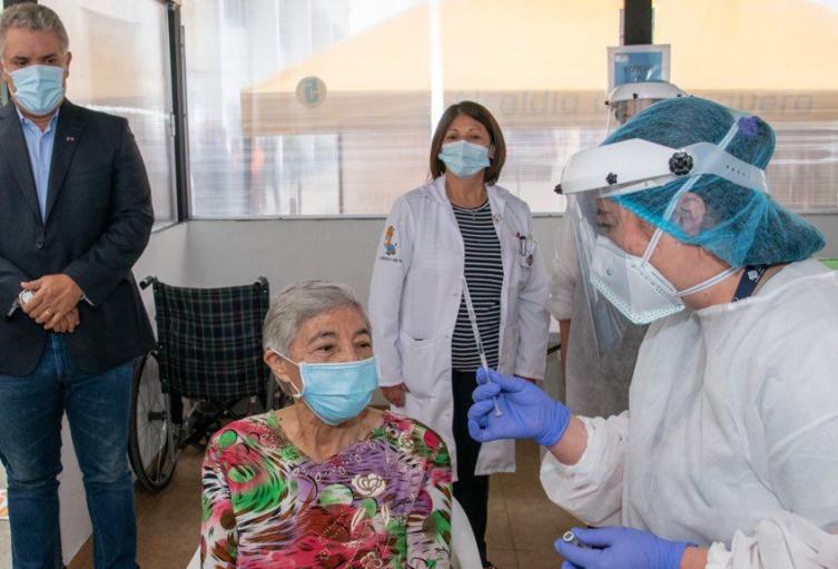 María Isabel Avendaño de Maldonado de 80 años de edad, se convirtió en la persona vacunada contra el coronavirus número 3 millones. 