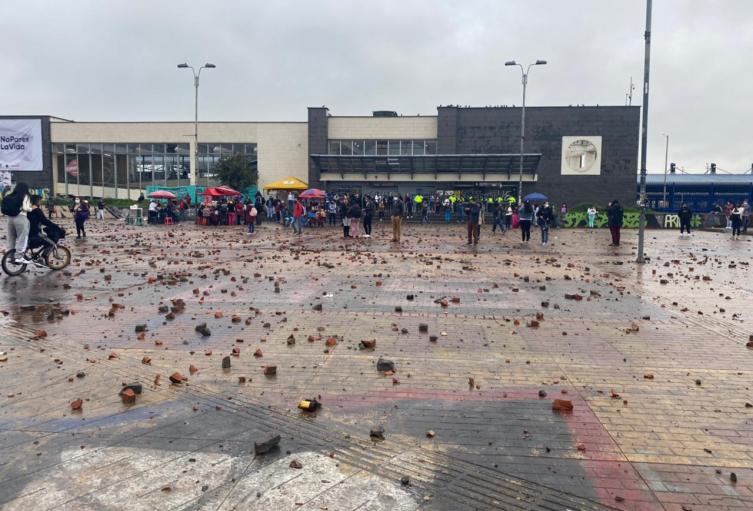 Portal Américas amaneció lleno de piedras tras hechos vandálicos el 9 de junio
