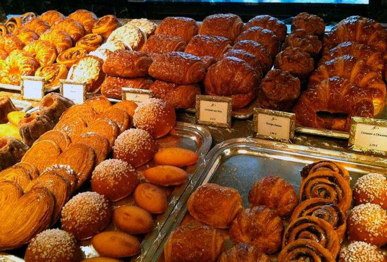 Variedad de panes en mostrador de panadería