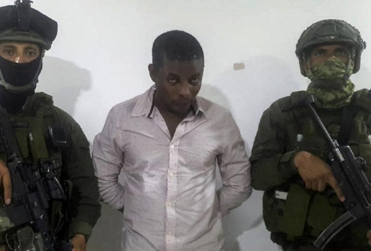Juan Larrinson Estupiñán, alias Matamba (centro), después de su captura.