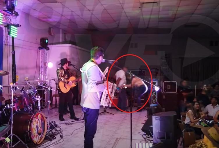 Hombre apuñala a expareja durante concierto 