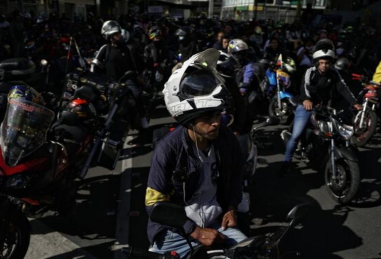 Protesta de motociclistas en Bogotá contra la restricción de parrillero en moto
