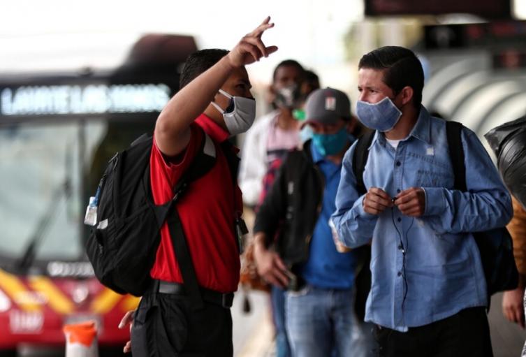 Hombre indicando en Transmilenio