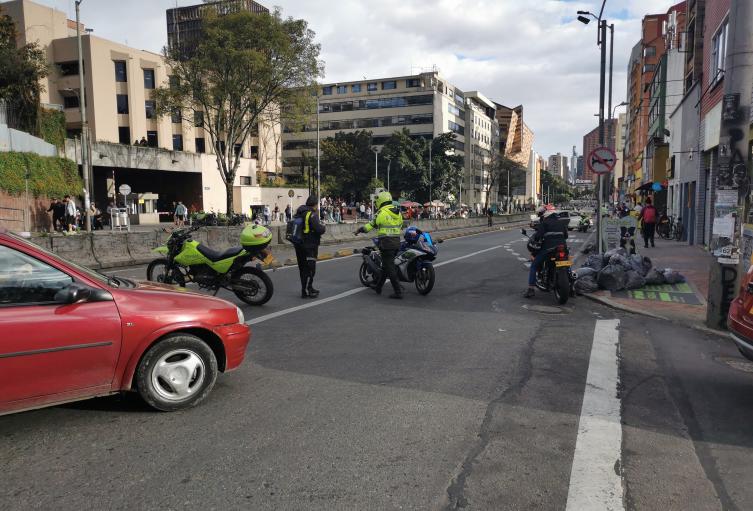 Policía busca a dos delincuentes