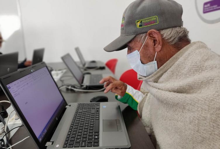 Adulto mayor usando internet en Tenjo, Cundinamarca.