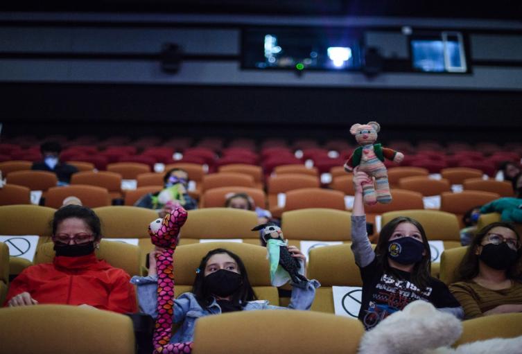 Niños en función infantil de la Cinemateca de Bogotá