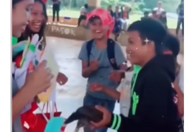 Niño le regala animal a una chica 