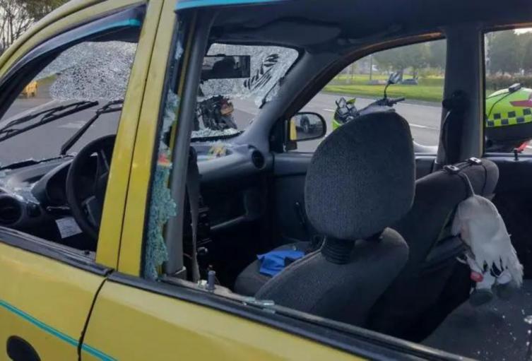 Taxi vandalizado en paro de Bogotá 25 de octubre