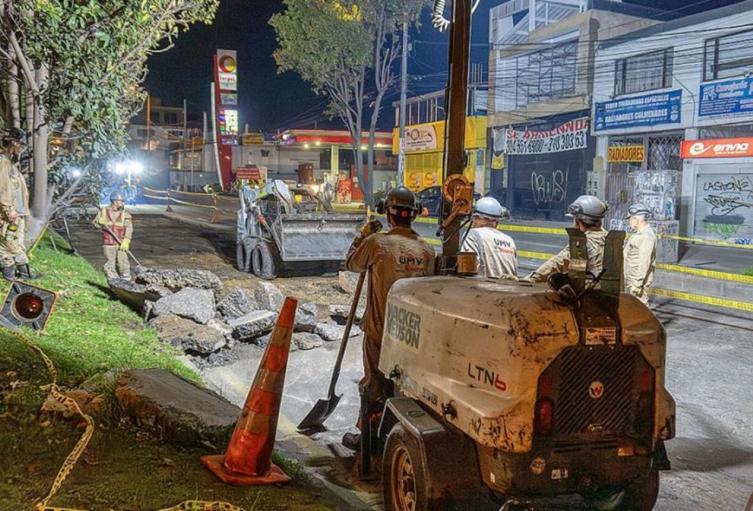 Obra en Bogotá Máquinas pavimentando huecos en Bogotá