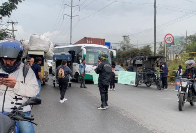 Bloqueo en la calle 13 sentido Mosquera Bogotá