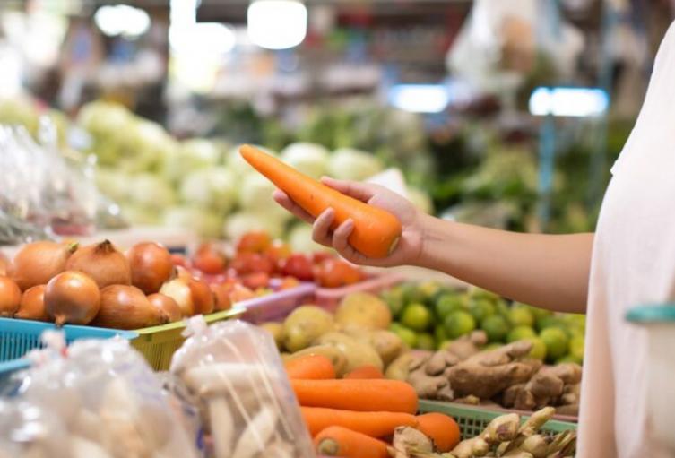  mujer escogiendo verduras- imagen de referencia