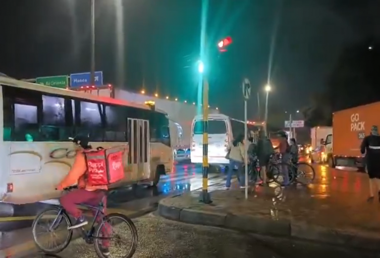 Caos en la Calle 80: conductores sufren para moverse en tremendo trancón Caos en la Calle 80: conductores sufren para moverse en tremendo trancón