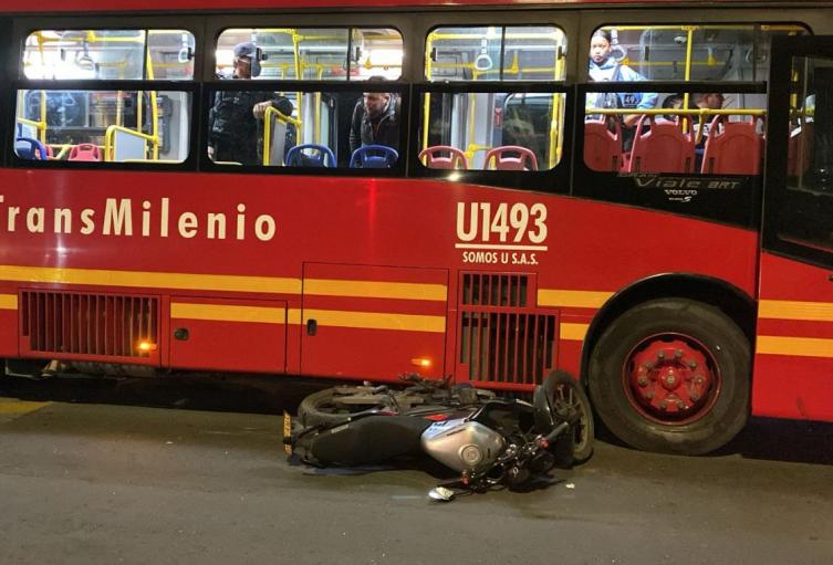 Accidente de TransMilenio y moto Accidente de TransMilenio y moto
