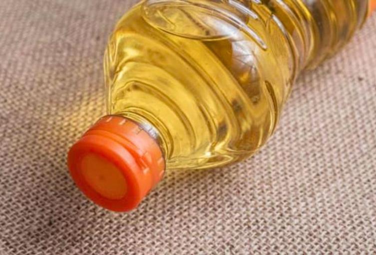 Botar el aceite en el lavaplatos le saldría muy caro: multa por hacerlo Botar el aceite en el lavaplatos le saldría muy caro: multa por hacerlo