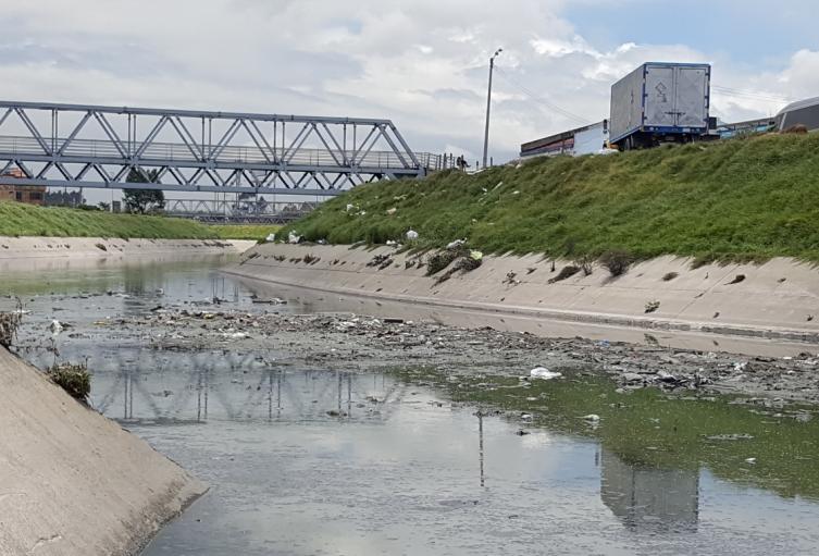 Basura en el río Fucha Basura en el río Fucha