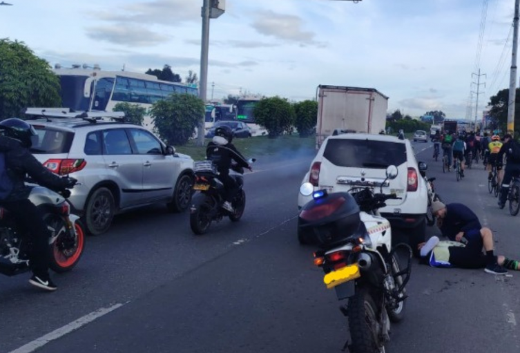 Calle 80 colapsada por accidente conductores obligados a desviarse Calle 80 colapsada por accidente conductores obligados a desviarse