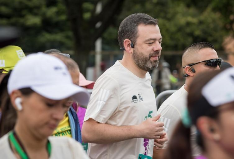 Carlos Fernando Galán en la Media Maratón de Bogotá 2025 Carlos Fernando Galán en la Media Maratón de Bogotá 2025