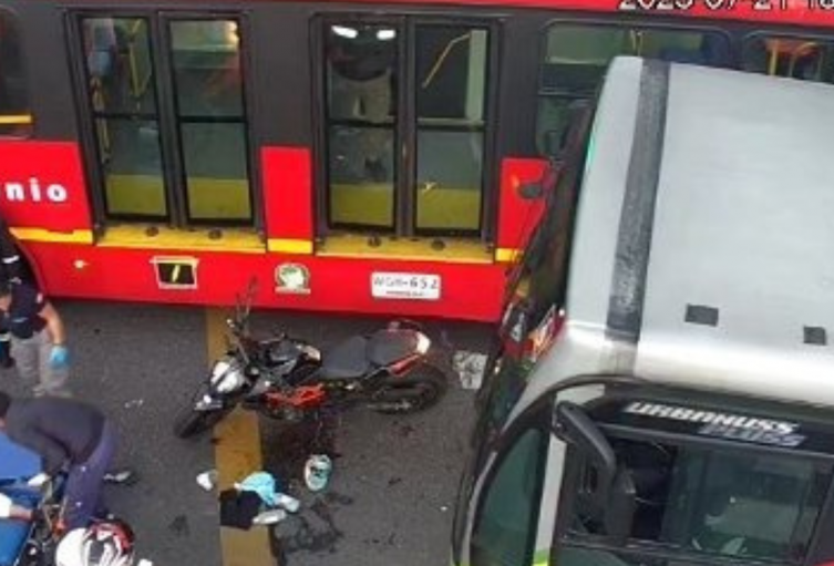 Choque de buses y moto causa tremendo trancón en Chapinero