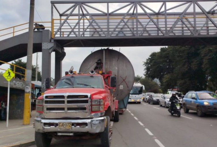 Choque de grúa contra puente en Suba bogotanos deberán caminar Choque de grúa contra puente en Suba bogotanos deberán caminar