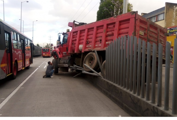 Volqueta se atraviesa en vía clave de Bogotá y causa trancón monumental