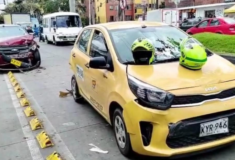 Choque monumental entre camioneta y taxi en Kennedy llegó ambulancia Choque monumental entre camioneta y taxi en Kennedy llegó ambulancia