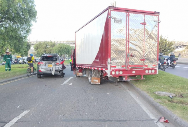 Fontibón amaneció vuelto nada: choques tienen el tráfico paralizado y a los conductores desesperados Fontibón amaneció vuelto nada: choques tienen el tráfico paralizado y a los conductores desesperados