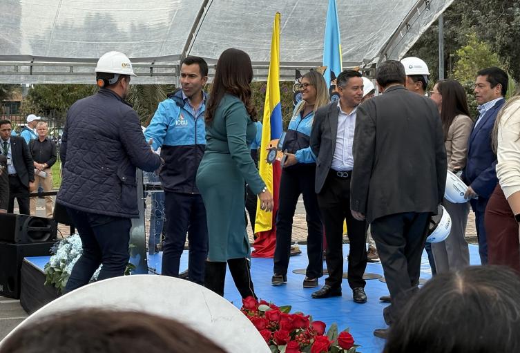 Gobernador de Cundinamarca, Jorge Emilio Rey, hace entrega de la maquinaria a los alcaldes de los municipios