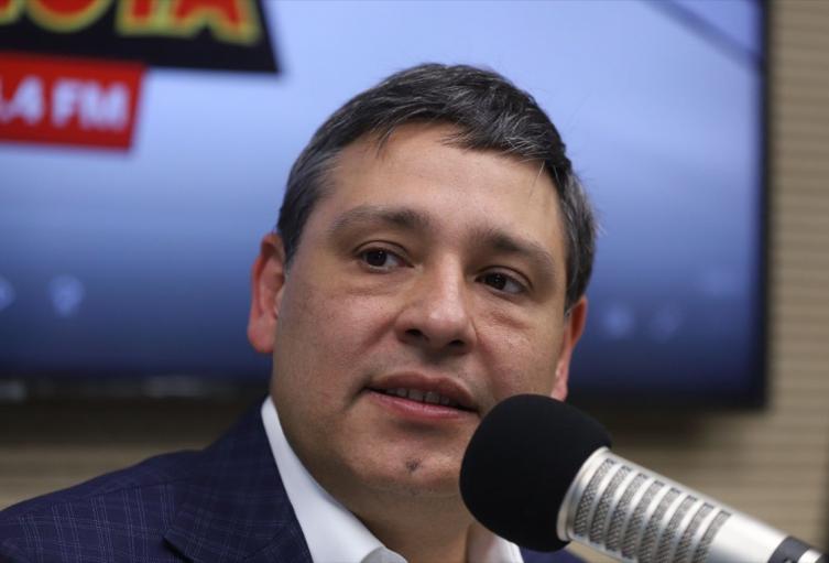 Mauricio Lizcano, precandidato presidencial, en la cabina de Alerta Bogotá, durante su paso por Tribuna RCN. Mauricio Lizcano, precandidato presidencial, en la cabina de Alerta Bogotá, durante su paso por Tribuna RCN.