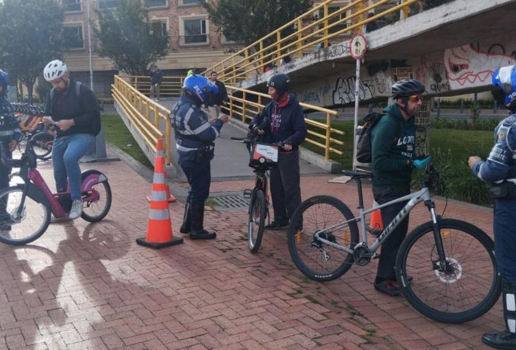 Movilidad sanciona a ciclistas: cruzar por el puente sin bajarse sale caro Movilidad sanciona a ciclistas: cruzar por el puente sin bajarse sale caro