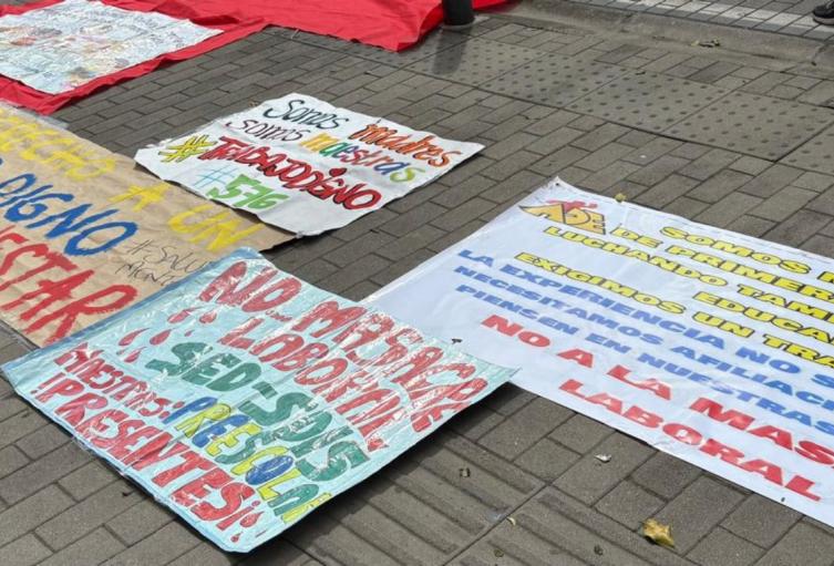 Manifestación de docentes en contra de los recortes laborales implementados por la Secretaría de Educación