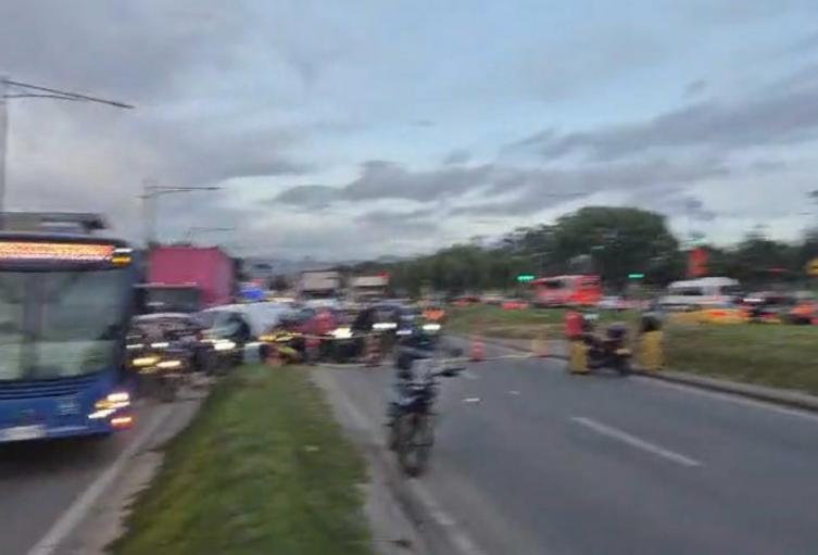 Trancón en Kennedy por siniestro entre carro y moto en la Av. Boyacá Trancón en Kennedy por siniestro entre carro y moto en la Av. Boyacá