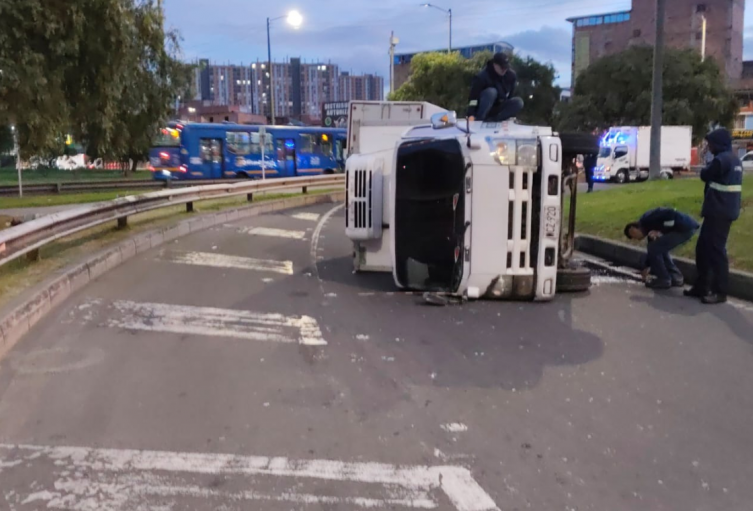 Volcamiento en AV. El Dorado detiene el tráfico conductores desesperados Volcamiento en AV. El Dorado detiene el tráfico conductores desesperados
