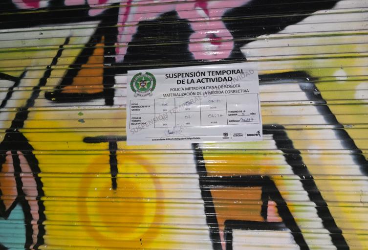 Discoteca sancionada por vender licor en horarios no autorizados.