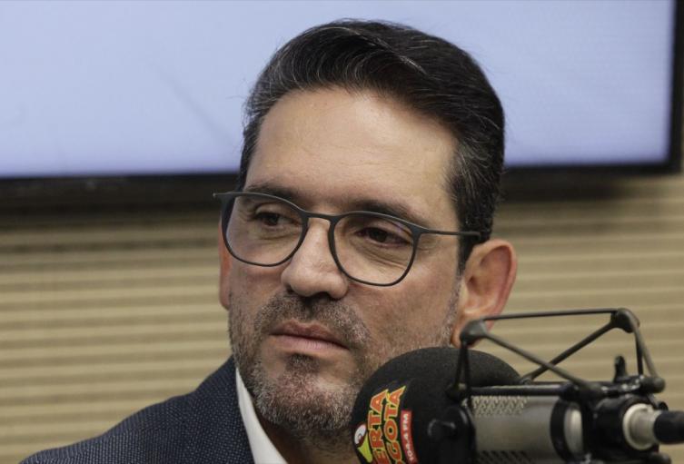 Juan Guillermo Zuluaga, exgobernador del Meta, en la cabina de Alerta Bogotá, en el marco de Tribuna RCN Juan Guillermo Zuluaga, exgobernador del Meta, en la cabina de Alerta Bogotá, en el marco de Tribuna RCN