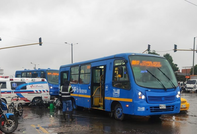 Choque entre bus, moto y bici en Suba paraliza la Av. Cali y estresa a conductores Choque entre bus, moto y bici en Suba paraliza la Av. Cali y estresa a conductores
