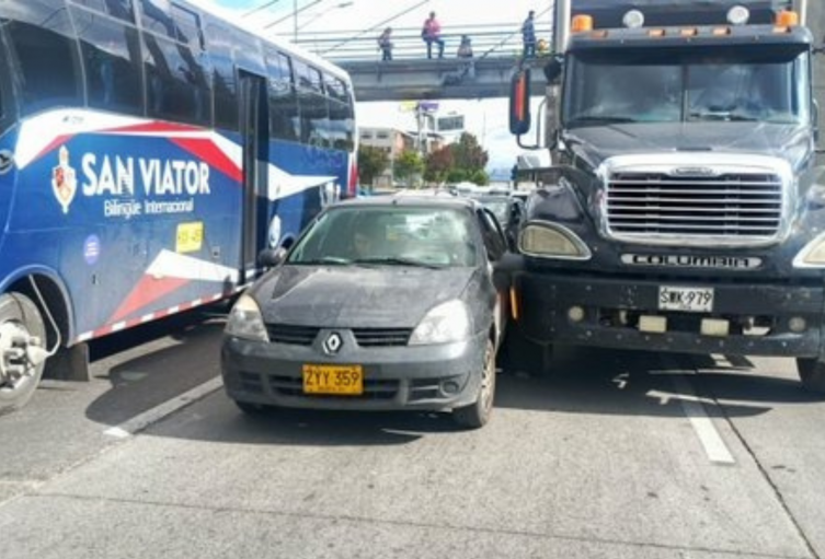 El siniestro entre camión y carro tiene frenada la movilidad en esa zona