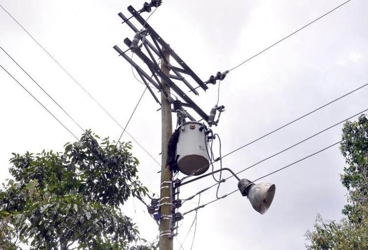 Bogotá estrenaría alumbrado público inteligente Poste de luz del alumbrado público en Bogotá