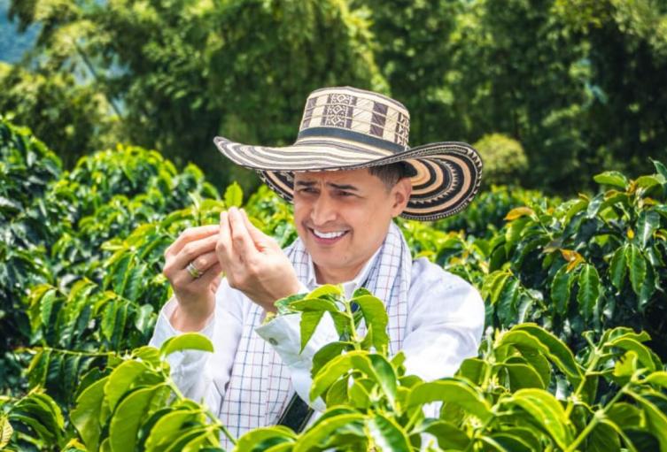 Jorge Celedón lanza su marca de café Jorge Celedón en un cultivo de café, a propósito del lanzamiento de su marca.