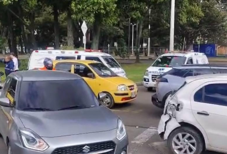 Ruta escolar y cuatro carros chocaron en Barrios Unidos; la movilidad está colapsada Ruta escolar y cuatro carros chocaron en Barrios Unidos; la movilidad está colapsada