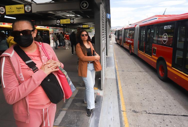 Usuarios de TransMilenio esperando un bus