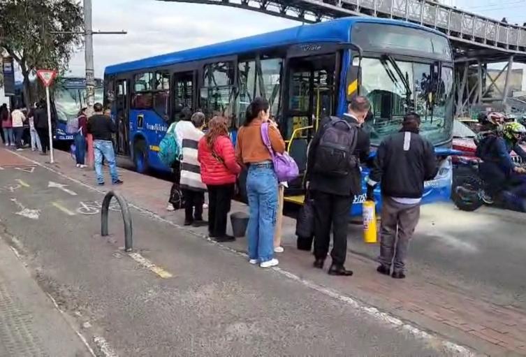Conductor del SITP salva a bus de incendiarse Conductor del SITP salva a bus de incendiarse