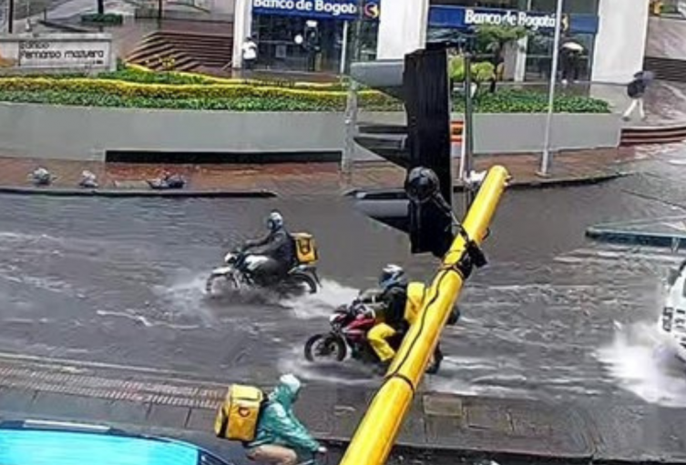 Aguacero dejó inundaciones y trancón en Chapinero, según Secretaría de Movilidad Aguacero dejó inundaciones y trancón en Chapinero, según Secretaría de Movilidad
