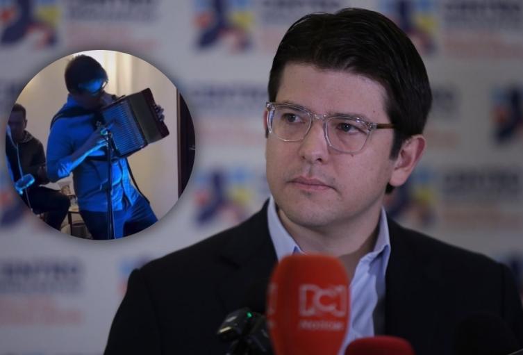 Miguel Uribe tocando acordeón