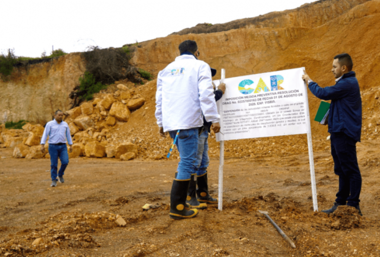 La CAR pilló maquinaria pesada dejando estragos en zona protegida de Villapinzón La CAR pilló maquinaria pesada dejando estragos en zona protegida de Villapinzón