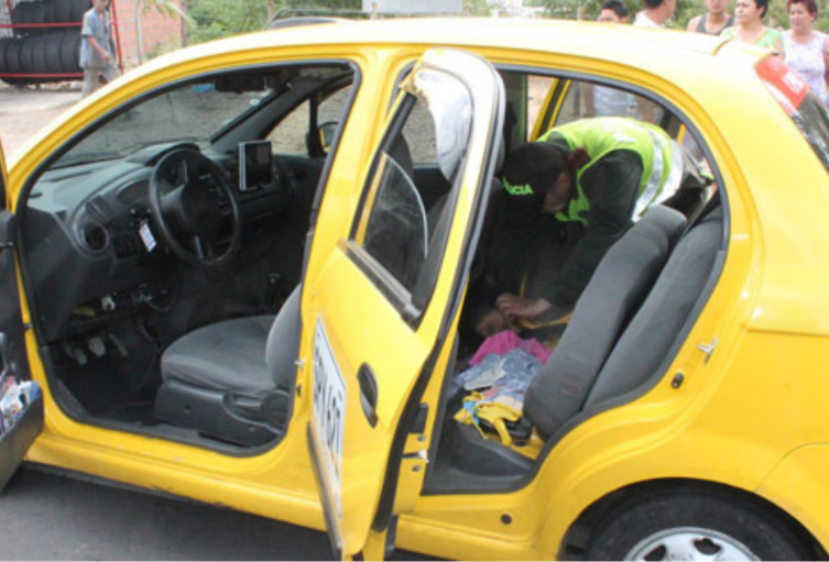 Tres capturados tras persecución policial con taxi robado usado para cometer más hurtos en Bogotá