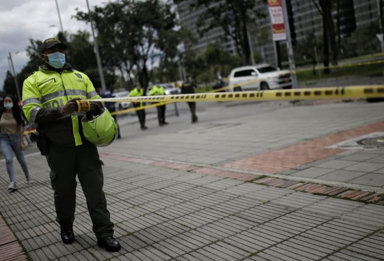 Robos en Bogotá (imagen ilustrativa) Policías cercando el lugar de un robo en Bogotá