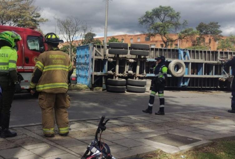 Tractocamión volcado en Bogotá